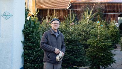 Bild: Susanne Forster
Lorenz Schön aus Schönficht im Landkreis Tirschenreuth baut hobbymäßig Weihnachtstannen an und verkauft sie in der Adventszeit. Das tut er schon seit mehr als 40 Jahren. Trotz der vielen Arbeit, die er in seine Weihnachtsbäume steckt, kann er sich ein Leben ohne sie kaum vorstellen.