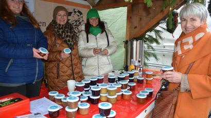 Archivbild: jr
Claudia Grillmeier (Mitte) verkauft mit Mitarbeiterinnen des Landratsamt und Freundinnen auch heuer wieder Leckeres im Lichtblicke-Stand am Mitterteicher Weihnachtsmarkt.