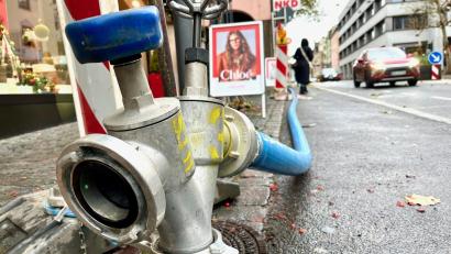 Bild: Gabi Schönberger
Nach einem Wasserrohrbruch in der Wörthstraße laufen die Reparaturarbeiten.