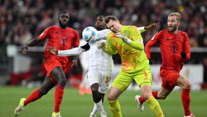 Bild: Sven Hoppe/dpa
Manuel Neuer (2.vr) foult Leverkusens Jeremie Frimpong und sieht die Rote Karte.