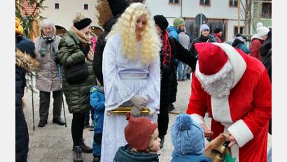 Bild: ds
Das Christkind und der Nikolaus beschenkten die kleinen Weihnachtsmarktbesucher mit Leckereien.