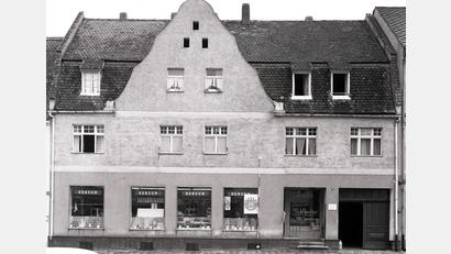 Bild: Archiv Schulz
Beim Großbrand 1909, bei dem neun Wohnhäuser und 30 Stadel beziehungsweise Stallungen ein Raub der Flammen wurden, brannte auch das Anwesen Hauptstraße 41 nieder. Nach dem Wiederaufbau war spätestens ab den 1920er Jahren bis 1972 der Konsum dort untergebracht.
