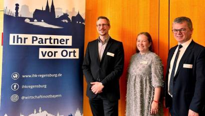 Bild:  IHK/Krause/exb
IHK-Geschäftsstellenleiter Josef Ebnet, die Referentin zum Impulsvortrag „Social Media, Marketing und KI“, Anna Benz-Reichenauer, und der Neunburger Bürgermeister (von links) sind beim Wirtschaftsdialog die Hauptakteure.