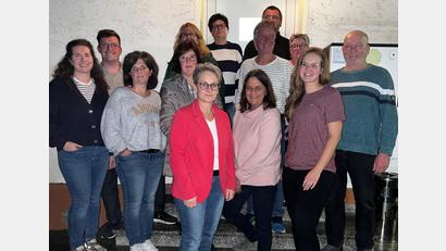 Bild: exb; Sassenreuther Backofenfreunde/Janine Hoffmann
Der Vorstand des neuen Vereins „Sassenreuther Backofenfreunde e.V.“ Von links: Anna Wiesner, Tim Fraunholz, Evi Kroher, Monika Fraunholz, Angelika Windisch, Inge Bernhardt, Reiner Hoffmann, Roland Biersack, Monika Holl, Heinz Biersack. Vorne: Silvia Schecklmann, Janine Hoffmann, Pia Schecklmann.