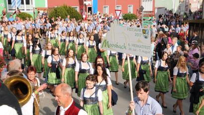 Archivbild: gi
Zum Auftakt des letzten Heimatfestes im Jahr 2017 präsentierten sich die Festdamen und -burschen in ihrem feschen Gewand. Auch 2027 soll wieder ganz Moosbach auf den Beinen sein, wenn das nächste Heimatfest ansteht.