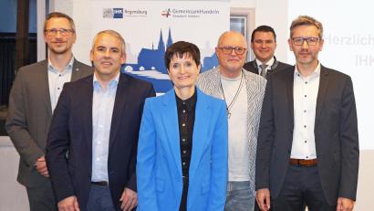 Bild: IHK/Birgit Dinauer/exb
Diskutierten über künftige Entwicklungen in der Region (von links): IHK-Gremiumsgeschäftsführer Josef Ebnet, Vertreter VEA Dirk Vogt, die Geschäftsführerin der Bayernwerk Netz, Gudrun Alt, IHK-Gremiumsvorsitzender Hubert Döpfer, Landrat Thomas Ebeling und der Leiter des Bayernwerk-Kundencenters Schwandorf, Daniel Liegl.