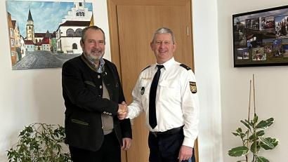 Bild: Marko Pammer/exb
Polizeirat Jürgen Pfaffenzeller, Leiter des Bereitschaftspolizei-Standorts Fichtenbühl, kam zum Jahresabschlussgespräch zu Bürgermeister Frank Zeitler ins Rathaus.