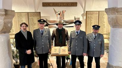 Bild: Marko Pammer/exb
Stadtarchivar Gotthard Kemmether, der Vorsitzende der Soldaten- und Kriegerkameradschaft Nabburg, Marcel Meier, Bürgermeister Frank Zeitler, Alexander Strasser und Herbert Götz stellen das neue Gefallenenbuch vor.