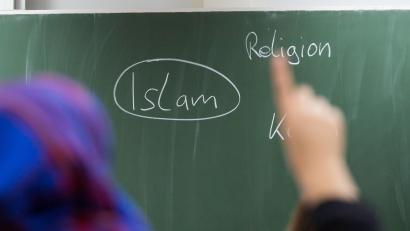 Symbolbild: Frank Rumpenhorst/dpa
Was tun gegen islamistischen Terrorismus? Josef Schinabeck (Vizepräsident des Landesamtes für Verfassungsschutz) plädiert unter anderem für eine Ausweitung des staatlich organisierten Islam-Unterrichts.