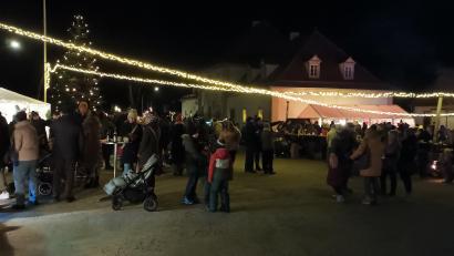 Bild: bjp
Festliche Illumination sorgte auf dem Trabitzer Dorfplatz für vorweihnachtliche Stimmung beim "Adventszauber"-Markt.