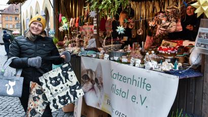 Bild: Stephan Huber
Redakteurin Andrea Mußemann war für diese Geschichte als Verkäuferin in der Sozialbude auf dem Weihnachtsmarkt in Amberg 2024 im Einsatz – oder besser vor der Sozialbude.