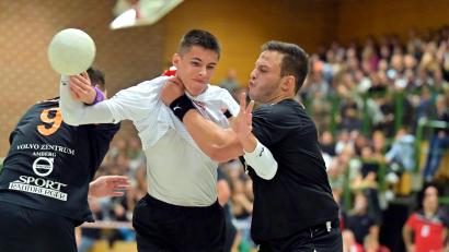 Archivbild: Hubert Ziegler
Die HG Amberg (im Bild rechts Ahmed Arrak) hat am Samstagabend eine lösbare Aufgabe. Zu Gast in der GMG-Dreifachhalle ist der TB Roding.