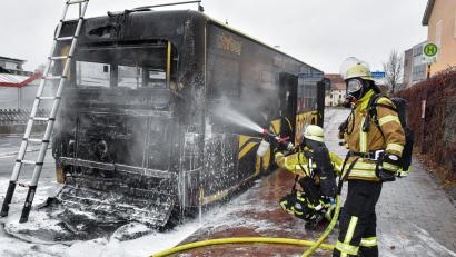 Bild: Stephan Huber
Auf dem Schießstätteweg in Amberg, direkt an der dortigen Bushaltestelle und nicht weit von der Feuerwache entfernt, hat am Freitag ein Citybus Feuer gefangen.