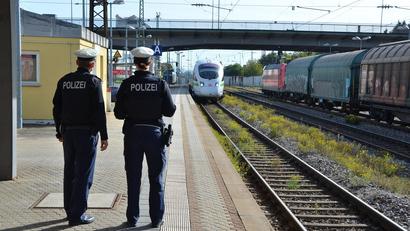 Symbolbild: Bundespolizei 
Bundespolizisten aus Regensburg müssen einen 21-jährigen Schwarzfahrer nach heftiger Gegenwehr gefesselt aus dem Zug entfernen.