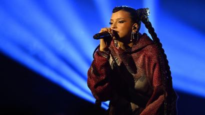 Bild: David Inderlied/dpa
Nina Chuba zeigt sich in ihren neuen Songs von ihrer eher düsteren Seite.