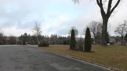 Bild: pi
Im Vohenstraußer Friedhof soll es in Zukunft Rasengräber geben, in denen Sarg- und Urnenbestattungen möglich sind.