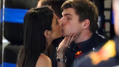 Bild: Darron Cummings/AP/dpa
Max Verstappen und Freundin Kelly Piquet erwarten Nachwuchs.