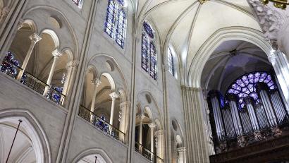 Bild: Stephane de Sakutin/dpa
Beim Wiederaufbau der Kathedrale Notre-Dame in Paris ist bei der Restaurierung der Fenster auch Glas aus Waldsassen verwendet worden, zu einem "guten Teil", wie Lamberts-Geschäftsführer Christian Baierl erklärt.