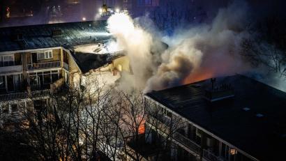 Bild: Josh Walet/ANP/dpa
Nach einer Explosion und einem Brand in einem Wohngebäude in Den Haag wurden zunächst vier Verletzte geborgen.