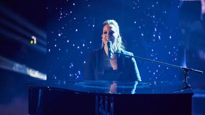 Bild: Jörg Carstensen/dpa
Jennifer Lynn gewinnt mit einer Klavierballade „The Voice of Germany“.