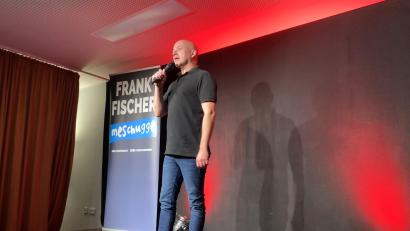 Bild: dus
Frank Fischer bei seinem Programm "meschugge" in Windischeschenbach.