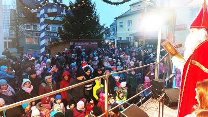 Bild: lg
Der Nikolaus ist endlich da. Er verteilt mit seinen Helferinnen 500 Päckchen an die Kinder, die dichtgedrängt mit ihren Eltern den Marktplatz bevölkern.