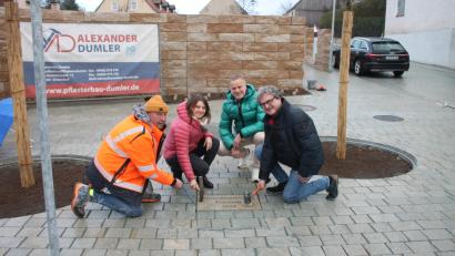 Bild: bjp
Gemeinsam habe man ein schönes Fleckl geschaffen: Mit der Schusssteinlegung beschlossen Baufirmenchef Alexander Dumler, Bauamtsreferentin Sabrina Schaffner, Ingenieur Michael Wagner und Bürgermeister Bernhard Stangl (von links) die Arbeiten an den Straßen der oberen Altstadt.