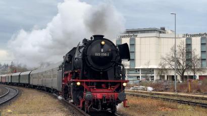 Bild: Heike Unger
Die Dampflok 23 058, eine der letzten, die noch bis 1975 für die Deutsche Bahn verkehrten, machte am Samstag, als "Nikolausexpress" nach Regensburg einen kurzen Stopp am Bahnhof in Amberg