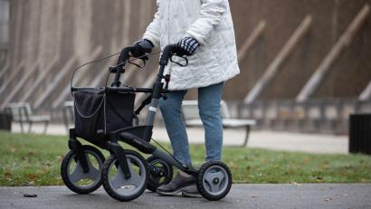Bild: Friso Gentsch/dpa
Eine Seniorin wird von einem Auto erfasst. (Symbolbild)