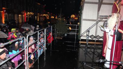 Bild: stg
Der Nikolaus appellierte an das Vorstellungsvermögen der Zuhörer. Sie sollten sich vorstellen, dass die Niederschläge nicht Regentropfen, sondern Schneeflocken seien, meinte er.