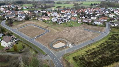 Bild: Andreas Heinz
Das neue Baugebiet der Gemeinde Reuth aus der Vogelperspektive. Eine Stichstraße und eine u-förmige Straße erschließen das Gebiet. Die beiden Straßen wurden jetzt für den öffentlichen Verkehr gewidmet.
