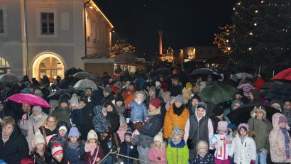 Bild: jr
Trotz des Dauerregens versammelten sich um 17 Uhr viele Menschen vor dem Rathaus, um den Auftritt des Christkinds zu sehen.