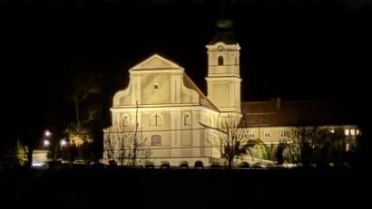 Bild: mgo
Schon von Weitem malerisch sichtbar, leuchtet St. Felix dank zwei neuer LED-Strahler wieder in der Nacht (Blick von Altenstadt/WN).