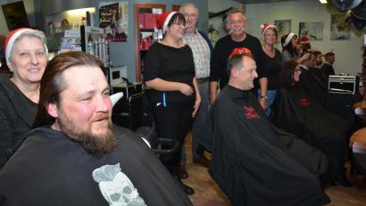 Bild: dob
Wie am Fließband haben 18 Friseure um Friseurmeister Günther Schönberger (Mitte) am Nikolaustag für den guten Zweck für die Kinderkrebshilfe in der Region Oberpfalz Nord frisiert. Da konnte Vorsitzender Herbert Putzer (Mitte, Zweiter von links) nur staunen.
