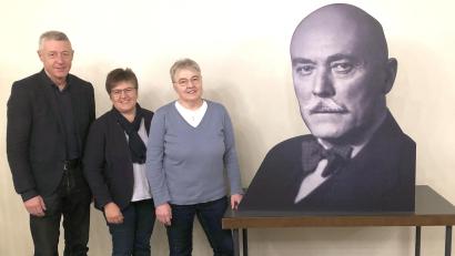 Bild: wro
Die Akteure beim im Kapitelsaal der Burg Falkenberg uraufgeführten Sprechstück: von links Klaus Müller aus Tirschenreuth, Sabine Bauer (Bodenreuth) und Martina Mark aus Falkenberg. Rechts das Bild von Friedrich-Werner Graf von der Schulenburg.