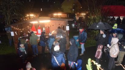 Bild: fz
Stimmungsvoller Christkindlmarkt im Garten des Pfarrhofs Sankt Emmeram.