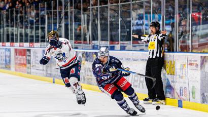 Bild: Werner Moller
Der Goldhelm der Kassel Huskies, Tristan Keck (links), lässt in dieser Szene Verteidiger Niklas Länger von den Blue Devils Weiden stehen.