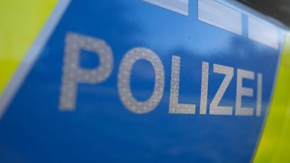Symbolbild: Bernd Weißbrod/dpa
Die Polizei bittet nach einer illegalen Müllablagerung bei Falkenberg um Hinweise.