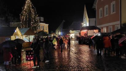 Bild: mfh
Regen kann einen Rosenberger nicht vom Feiern abhalten. Das galt auch für Dorfweihnacht.
