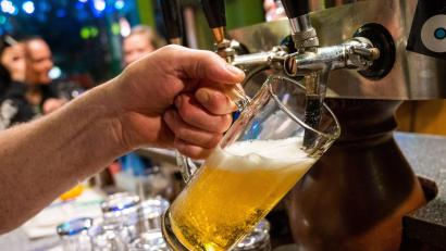 Bild: Christophe Gateau/dpa
Ob aus dem Zapfhahn (Symbolbild) eines Wirtshauses im Schwandorfer Stadtgebiet bald wieder Bier fließen darf, muss das Verwaltungsgericht Regensburg entscheiden.