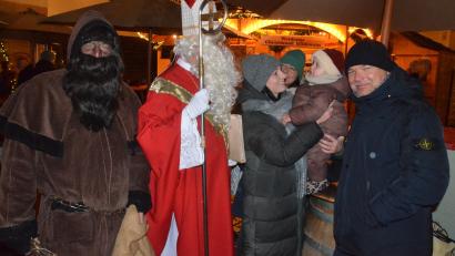 Bild: Kunz
Sankt Nikolaus und Knecht Ruprecht bei ihrem Rundgang durch den Christkindlmarkt.