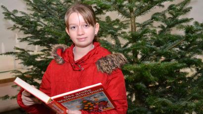 Bild: tss
Die 13-jährige Vivien Langer aus Tirschenreuth liest heuer zum ersten Mal bei den "Betthupferlgeschichten beim Christbaum" in der Pagode am Oberen Marktplatz. Sie hat sich die Geschichte "Wichtel-Weihnacht" aus dem Werk "Das große Weihnachtsbuch" ausgesucht.