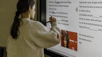 Bild: Hösamer
Nicht nur am Tablet, auch an der Tafel wird digital gearbeitet. Vorher haben die Schüler ein Lied gehört, für das ihr Lehrer einen Lückentext aufbereitet hat.