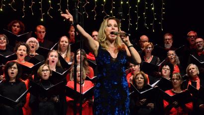 Bild: Kunz
Ein kongeniales Zusammenspiel: Deborah Sasson singt mit dem Weidener Kammerchor.