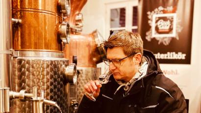 Bild: Mathias Gerstner/exb
Schnuppern gehört bei ihm natürlich zum Geschäft: Mathias Gerstner bei einer Geruchsprobe in der Brennerei in Trappstadt.