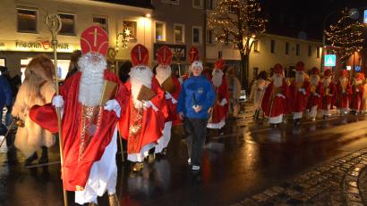 Bild: jr
Ein beeindruckendes Bild: der Zug der Nikoläuse vom Unteren Markt zur Stadtpfarrkirche.