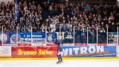 Bild: Werner Moller
Elias Pul wurde von den Fans der Blue Devils Weiden mit viel Applaus zur U20-WM nach Kanada verabschiedet.