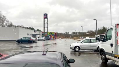 Bild: Gabriele Schönberger
Hier auf diesem Grundstück im Gewerbepark in Grafenwöhr will jemand eine Autovermietung anbieten und Container außerhalb des Baufensters aufstellen, doch das komplette Konzept ist unklar.