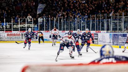 Bild: Werner Moller
Viel zu schnell schalteten die Kassel Huskies von Abwehr auf Angriff um. Wie in dieser Szene, als Alec Alroth (Mitte) alleine auf Marco Wölfl im Tor der Blue Devils zusteuerte und die Weidener Spieler nur das Nachsehen hatten.