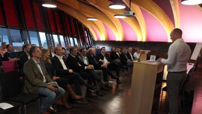 Bild: Laura Kohl/exb
Interessiert folgen die Zuhörer dem Vortrag von Michael Zankl, Technologie- und Netzwerkmanager des Bezirks Oberpfalz